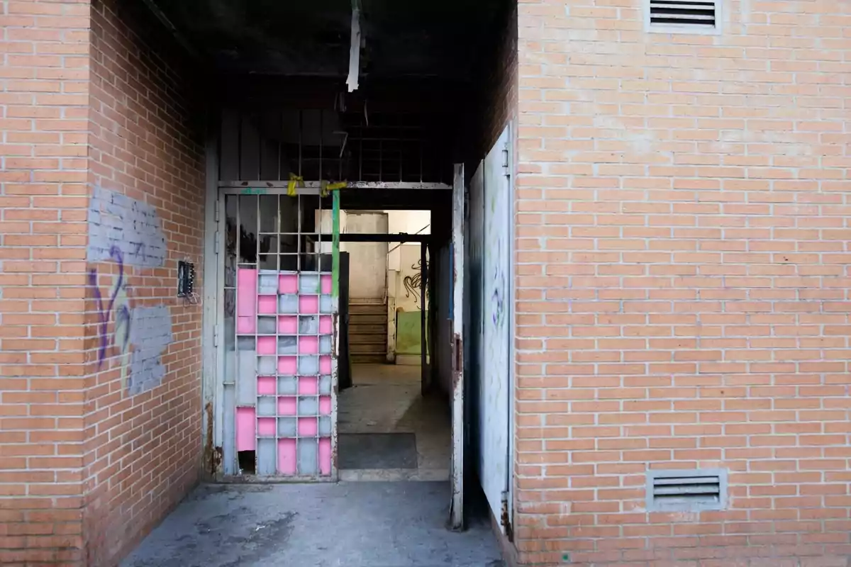 L'entrada d'un edifici del carrer José Garrido que estava okupat, el 20 de juliol de 2021, a Madrid (Espanya)
