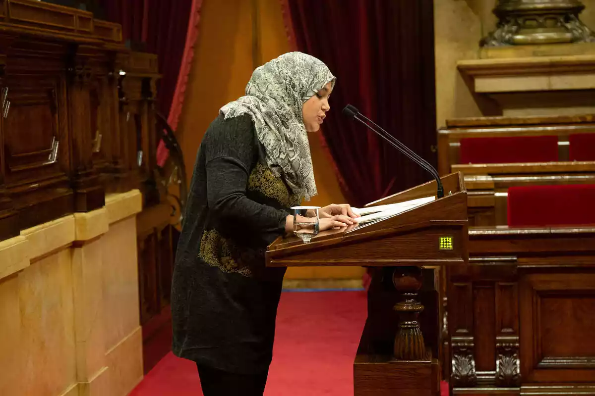 El portaveu d'Esquerra Republicana, Najat Driouech, intervé des de la tribuna en una sessió plenària al parlament de Catalunya