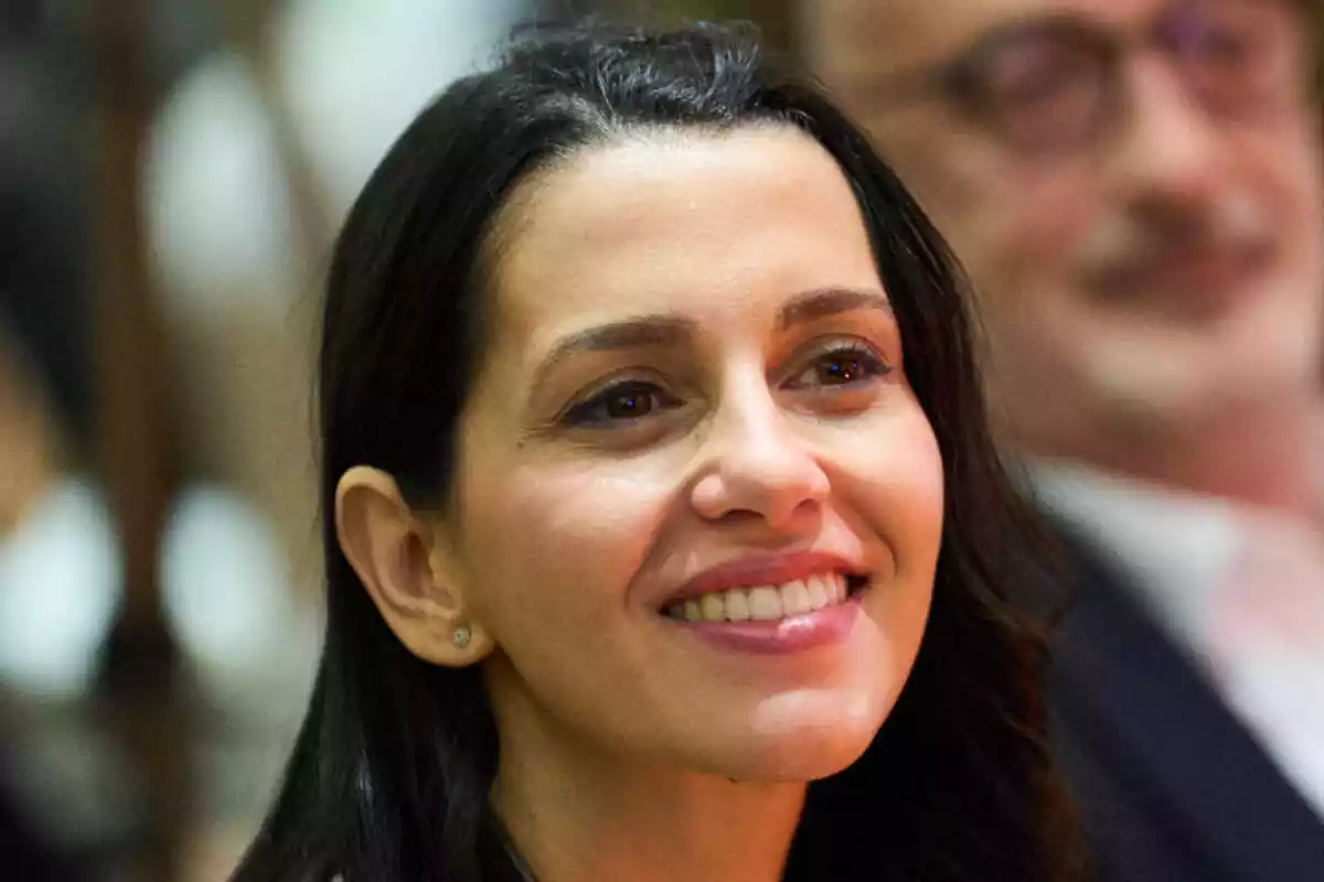 Primer pla d'Inés Arrimadas molt somrient