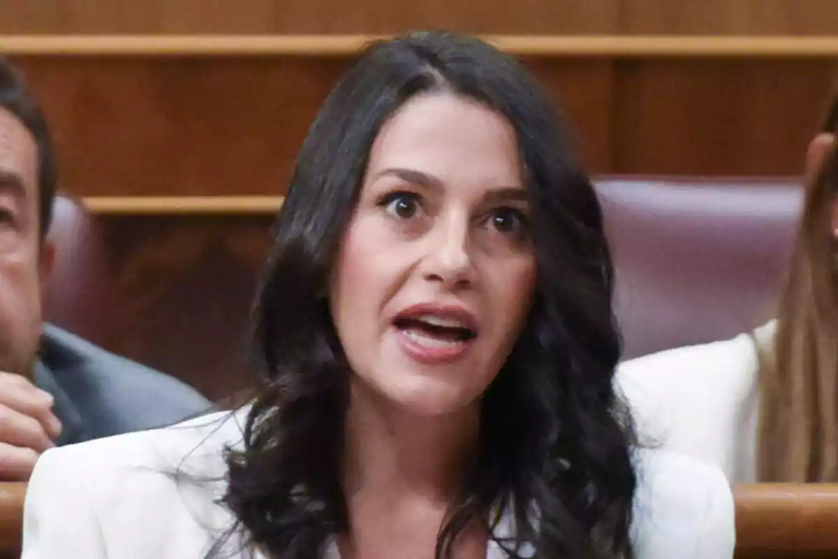 Inés Arrimadas visiblement enfadada durant una intervenció al Congrés dels Diputats