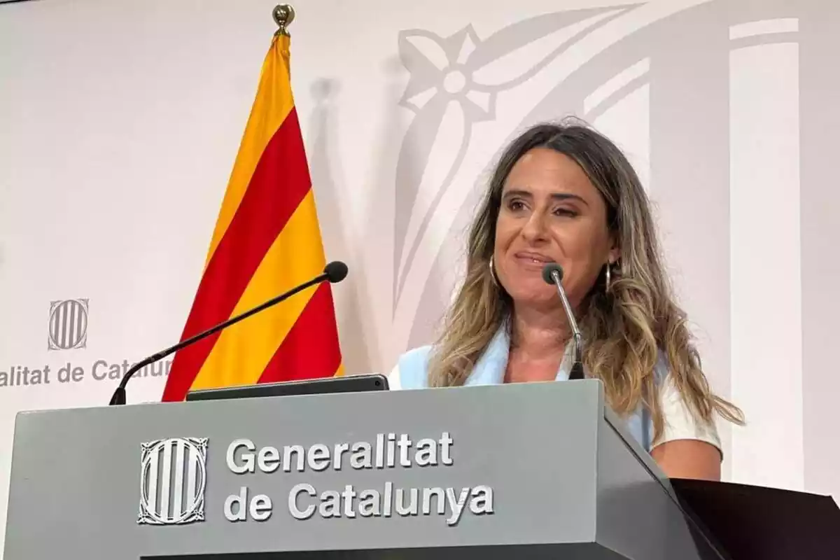 La portaveu del Govern de la Generalitat al faristol fent una roda de premsa
