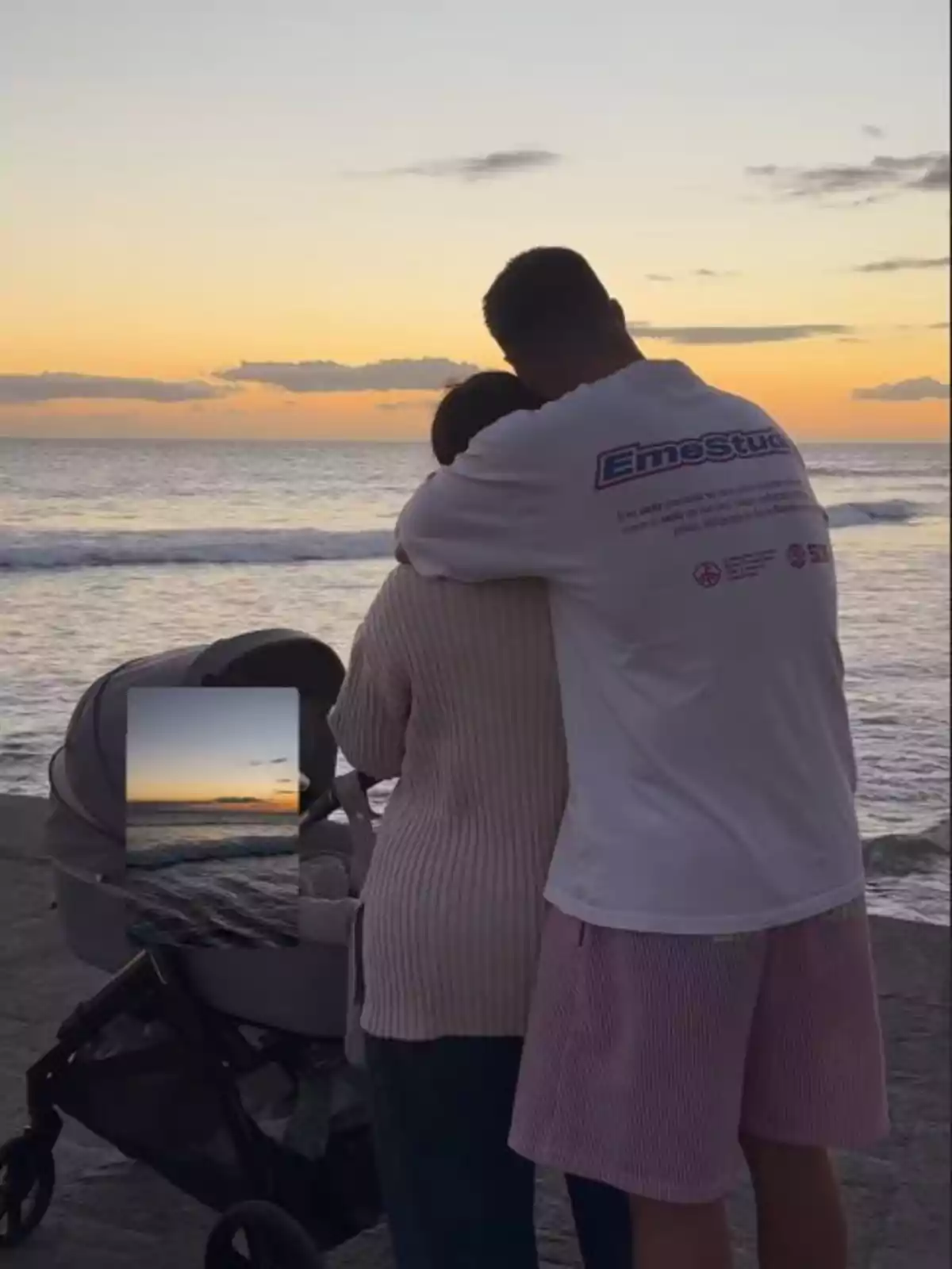 Anabel Pantoja y David Rodríguez abraza mientras observa el atardecer junto al mar con un cochecito de bebé a su lado. Anabel Pantoja y David Rodríguez abraza mientras observa el atardecer junto al mar con un cochecito de bebé a su lado.