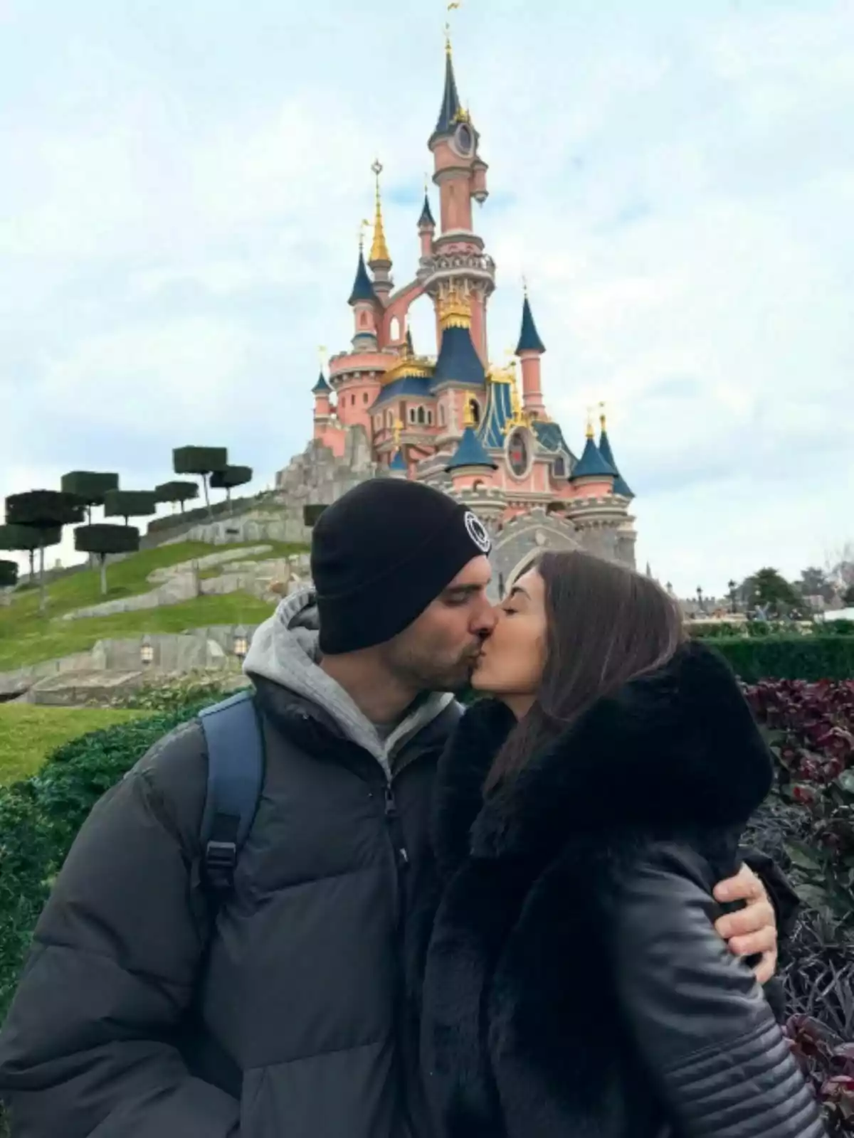Suso Álvarez y Marieta se besa frente a un castillo de cuento de hadas en un parque temático. Suso Álvarez y Marieta se besa frente a un castillo de cuento de hadas en un parque temático.