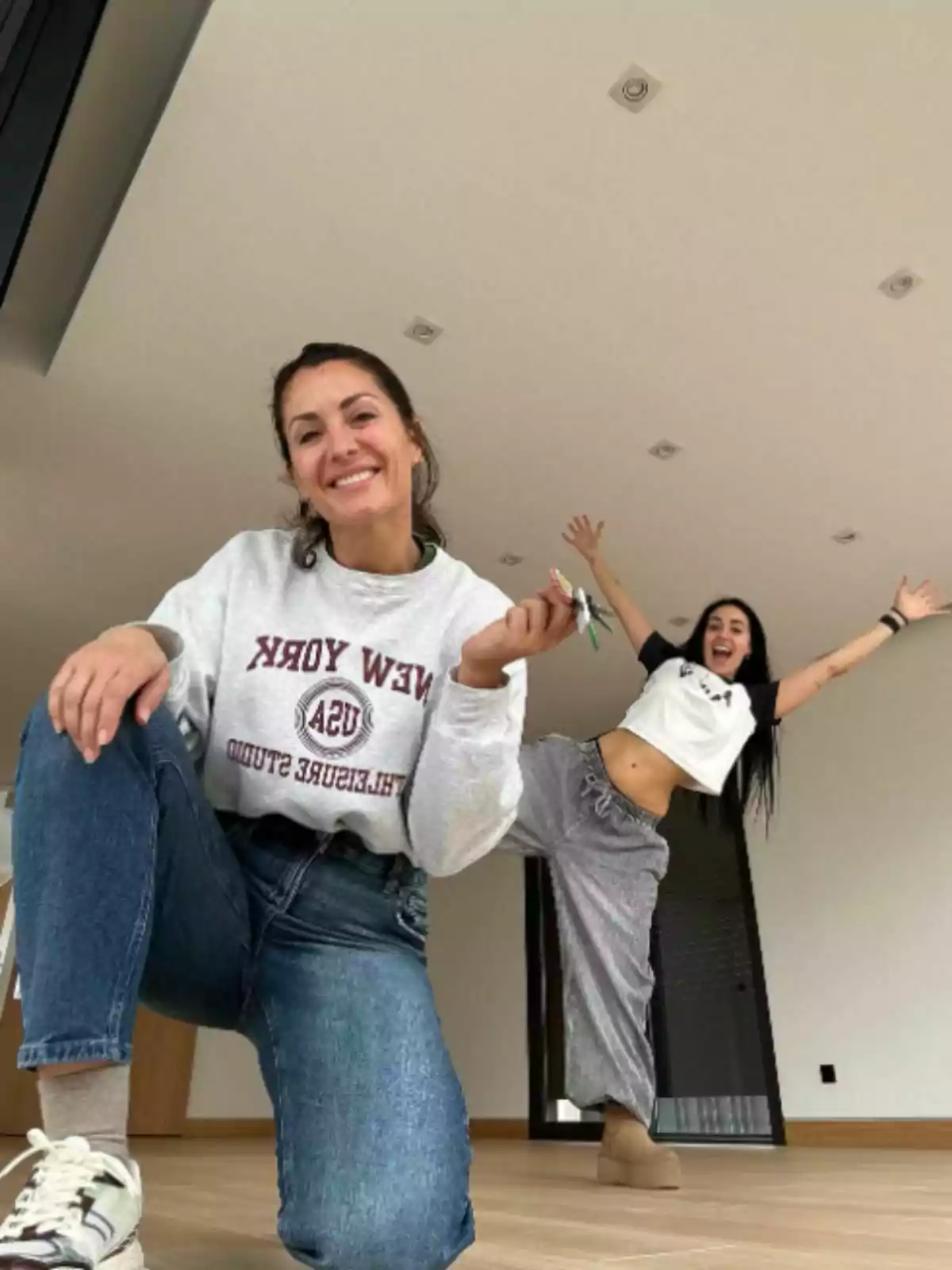 Nagore Robles i Carla Flila posen felices en una habitació buida, una d'elles està agenollada somrient i l'altra salta amb els braços estesos. Nagore Robles i Carla Flila posen felices en una habitació buida, una d'elles està agenollada somrient i l'altra salta amb els braços estesos.