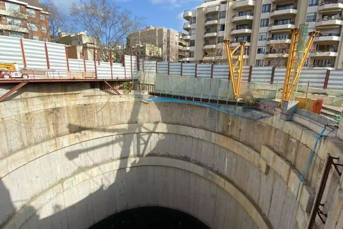 Imatge del pou de la futura estació del carrer Mandri de Barcelona