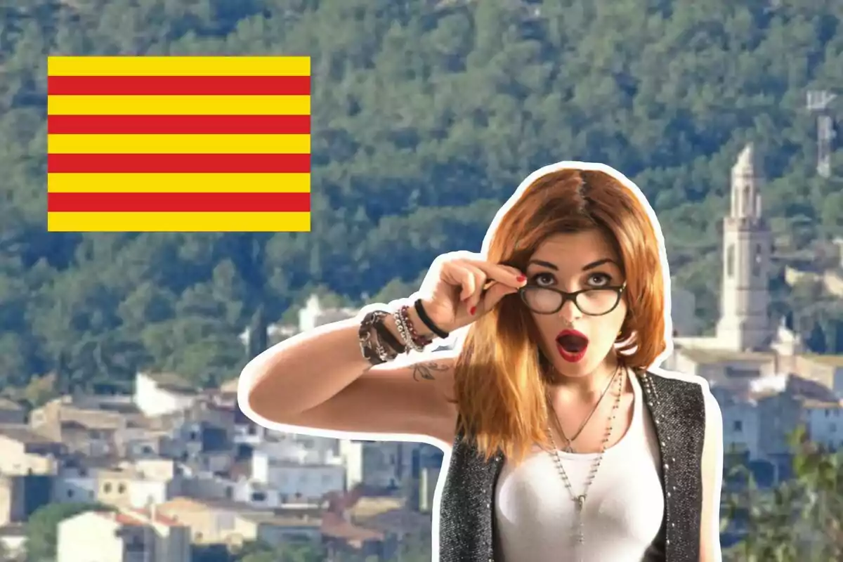 Dona sorpresa amb ulleres davant d'un paisatge urbà i una bandera catalana.