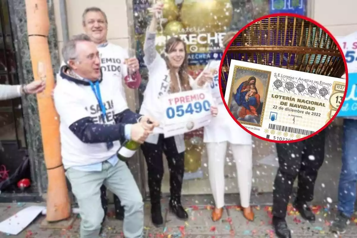 Un grup de persones celebren un premi de Loteria, amb un dècim de fons