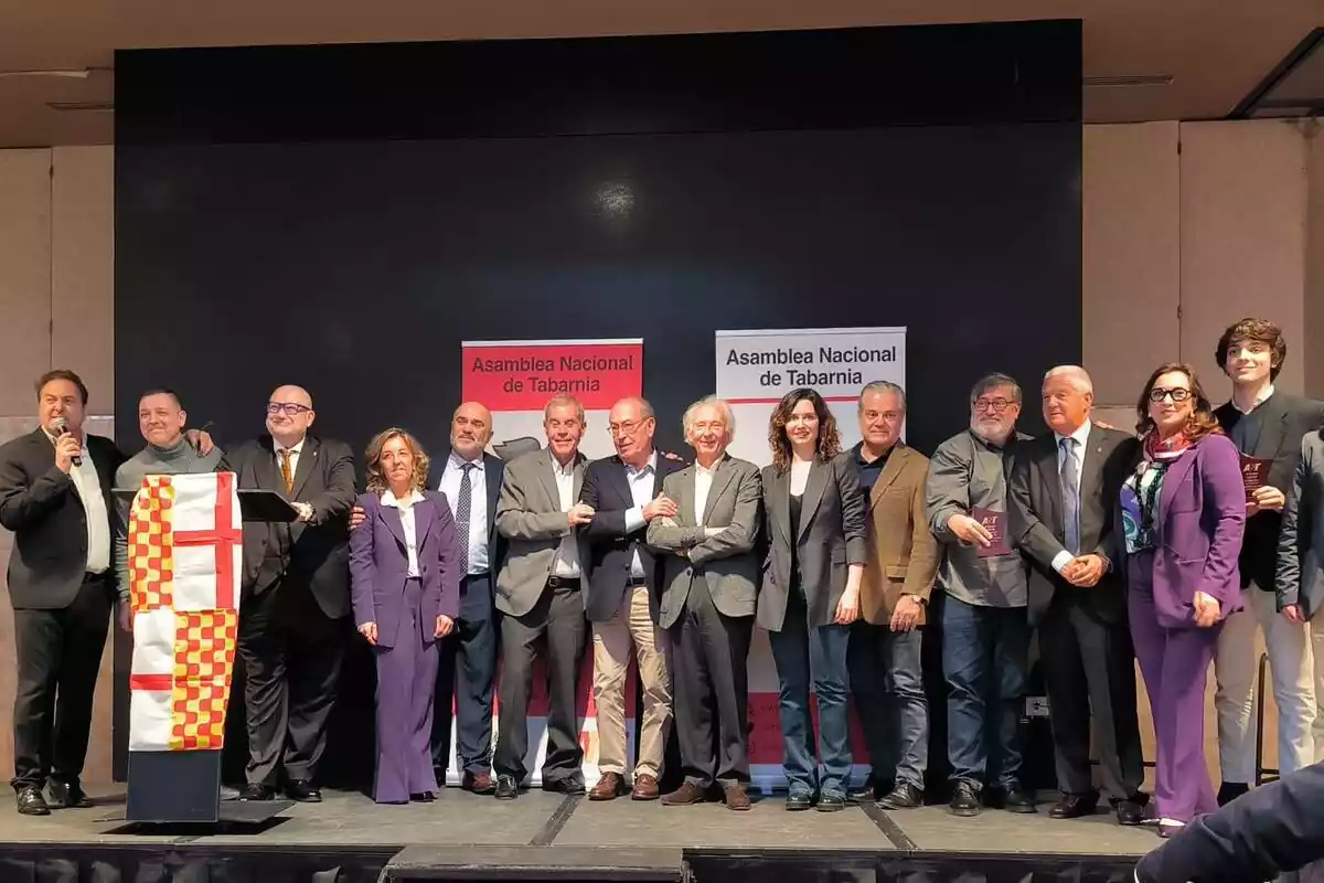 Foto de família amb diversos membres de Tabarnia i els premiats als IV Premis Herois de Tabarnia