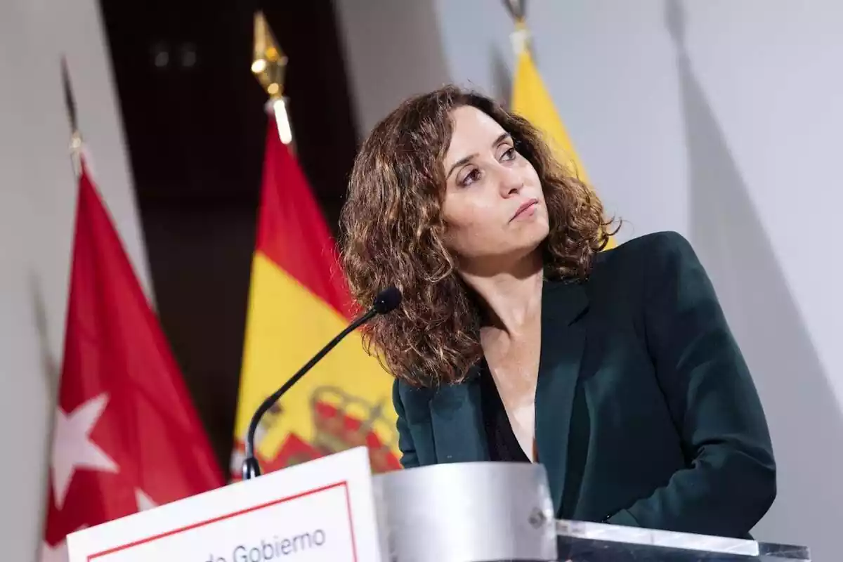 La presidenta de la comunitat de madrid Isabel Díaz Ayuso en una roda de premsa amb banderes de fons