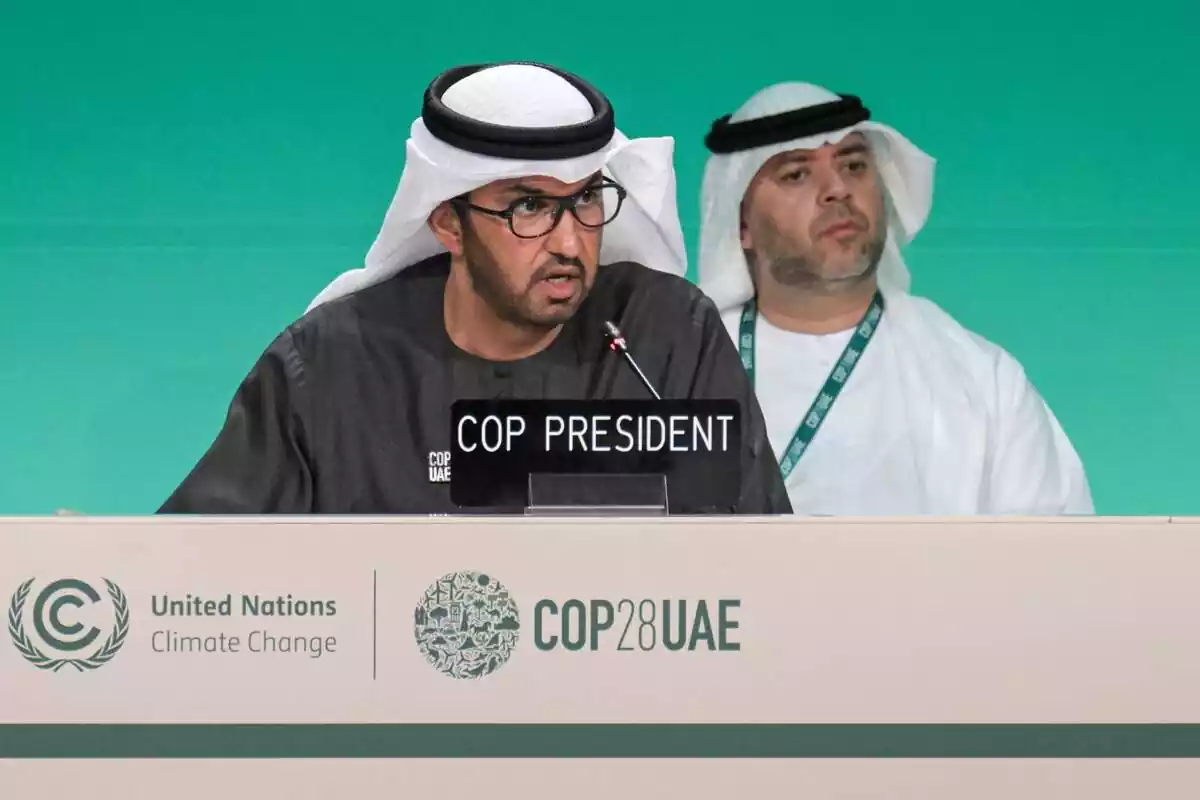 President de la COP28 Sultan al-Jaber parla amb un micròfon