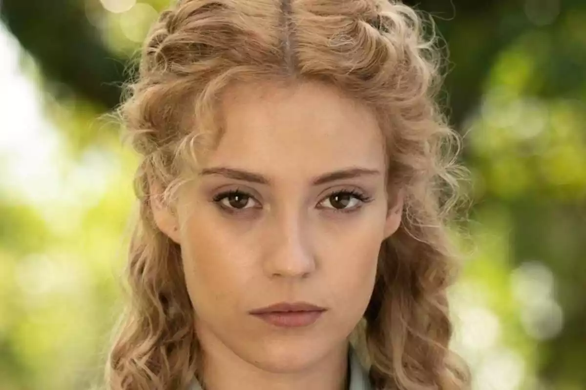 Primer pla de l'actriu Ana Garcés a la sèrie 'La Promesa' mirant a càmera amb el rostre seriós