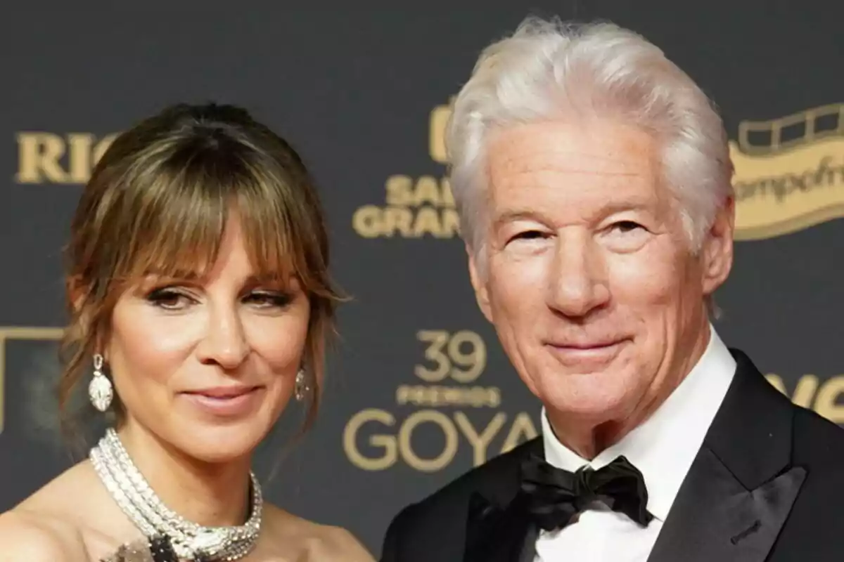 Alejandra Silva y Richard Gere elegantemente vestida posa en un evento de alfombra roja.