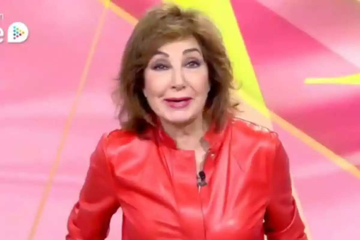 Ana Rosa Quintana con chaqueta roja en un fondo colorido en 'El programa de Ana Rosa'.