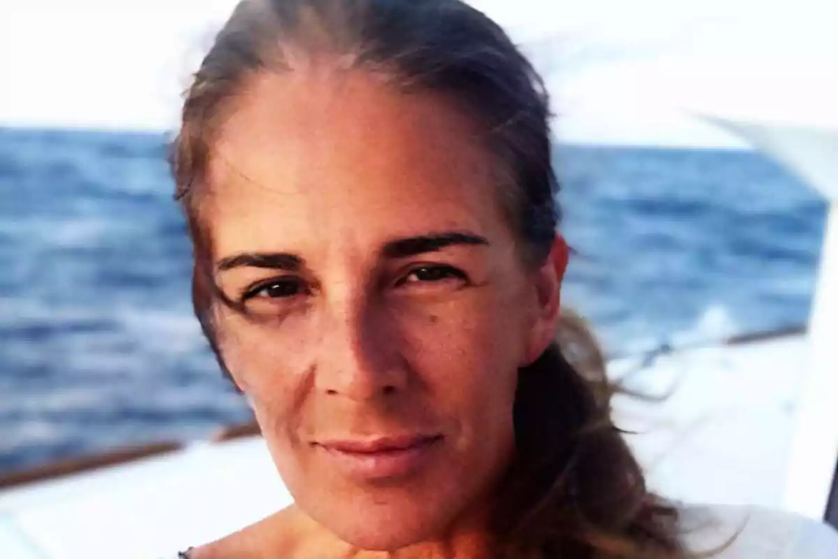 Post d'Instagram d'Ángela Portero amb els pèls a la cara en un vaixell el mig del mar el 4 d'abril de 2019