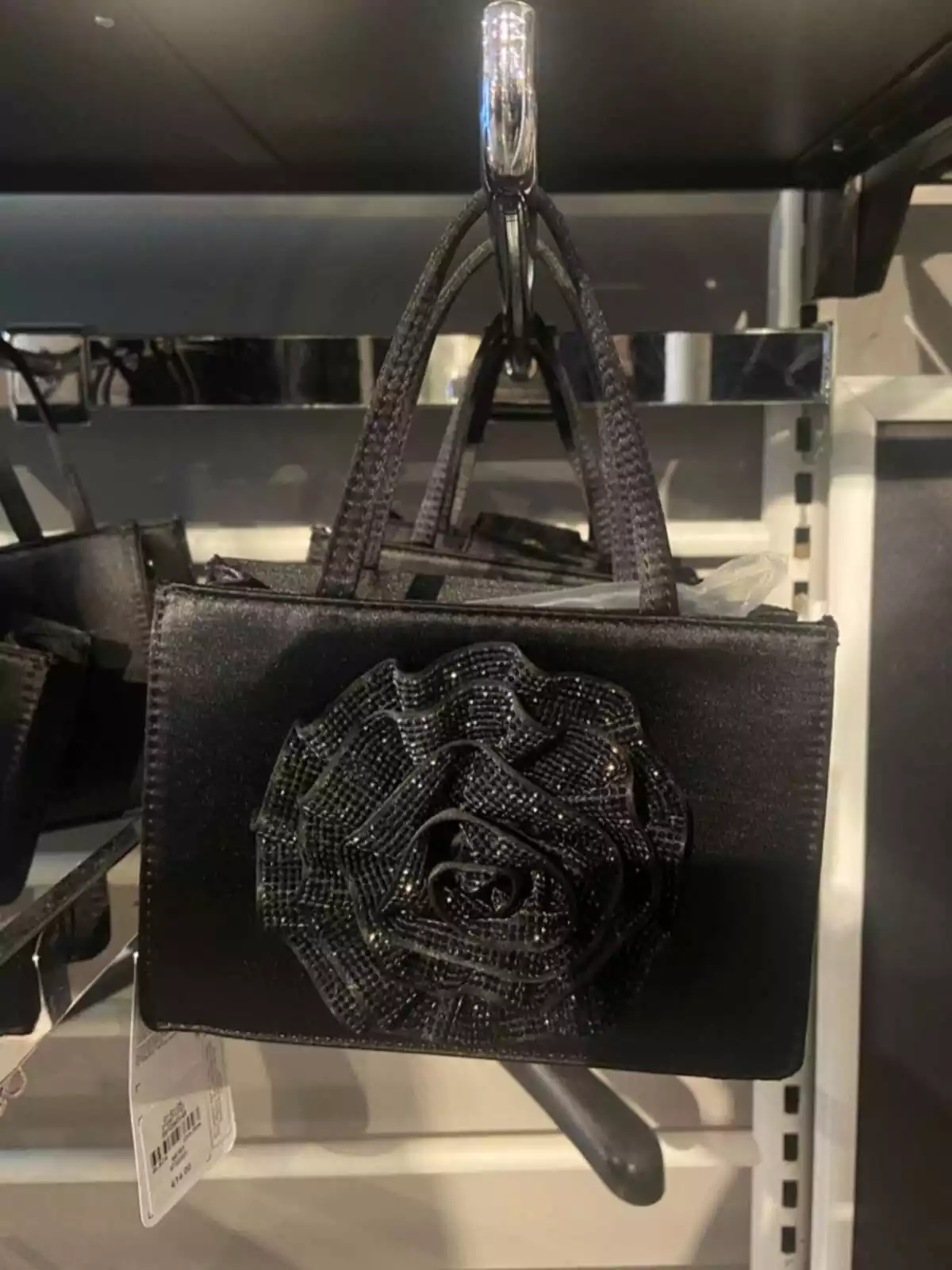 Plànol general de la bossa de setí negre de Primark Plànol general de la bossa de setí negre de Primark