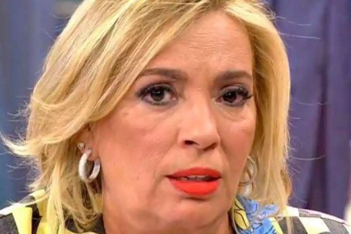 Primer plànol de Carmen Borrego amb rostre preocupat en l'extint programa 'Viva la vida' de Telecinco