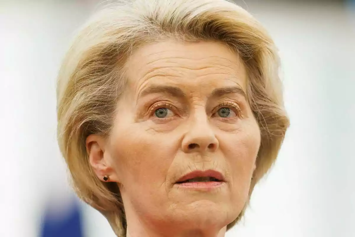 Primer plano de Ursula von der Leyen con rostro serio. Primer plano de Ursula von der Leyen con rostro serio.