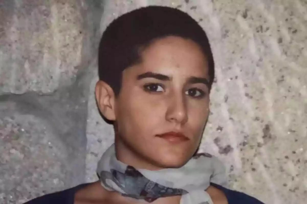 Déborah Fernández, assassinada el 2002, mirant seriosa a càmera