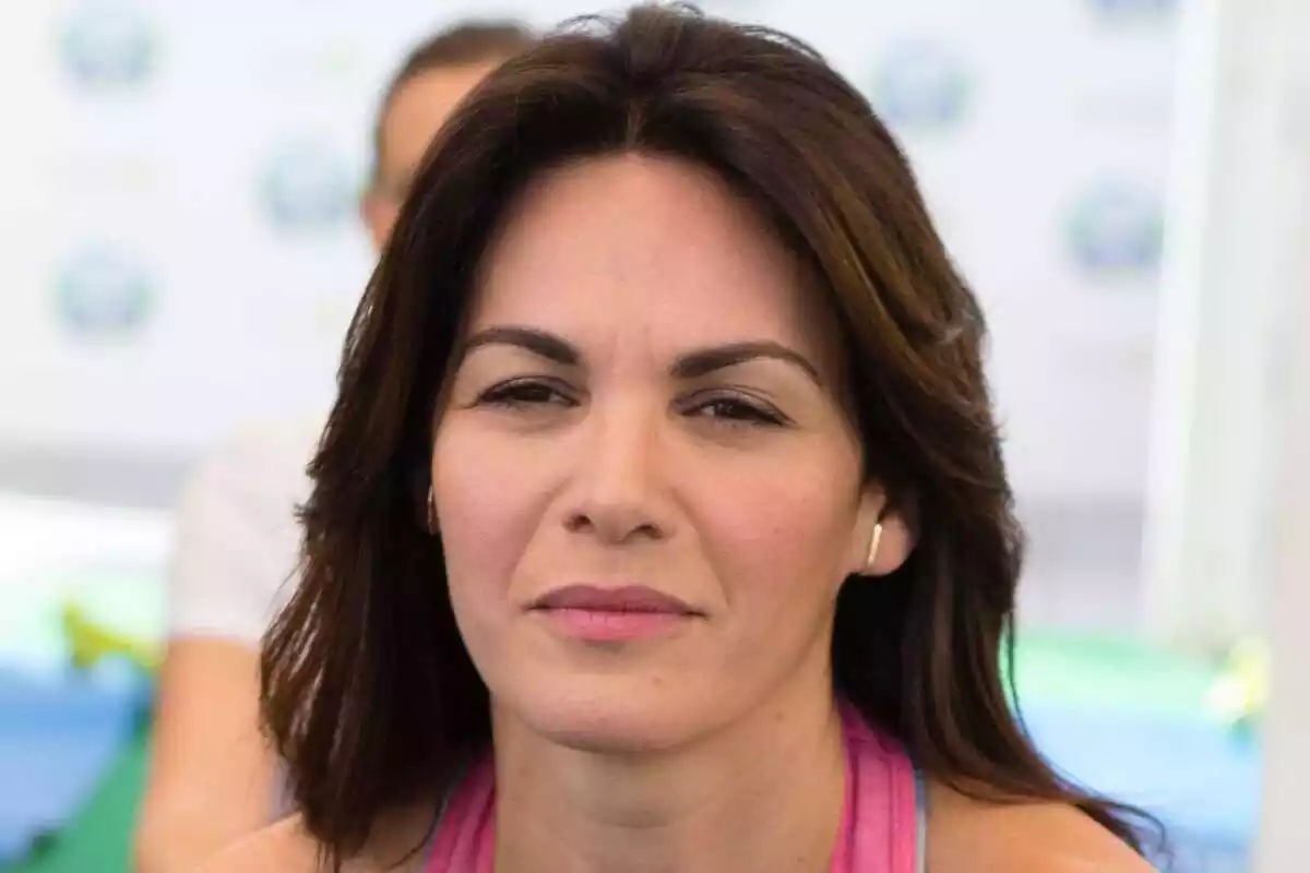 Primer pla de Fabiola Martínez amb rostre seriós i concentrat en una classe de ioga