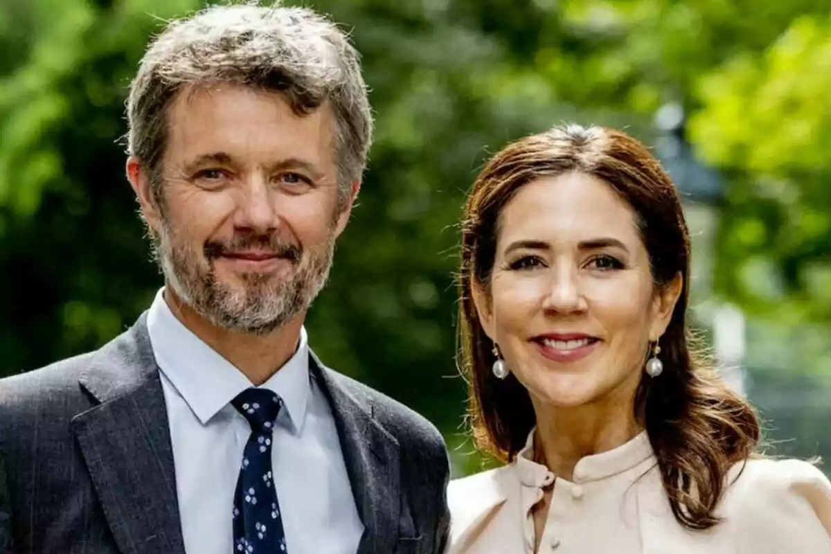 Federico de Dinamarca i Mary Donaldson somrient posant a l'aire lliure amb un fons de vegetació.