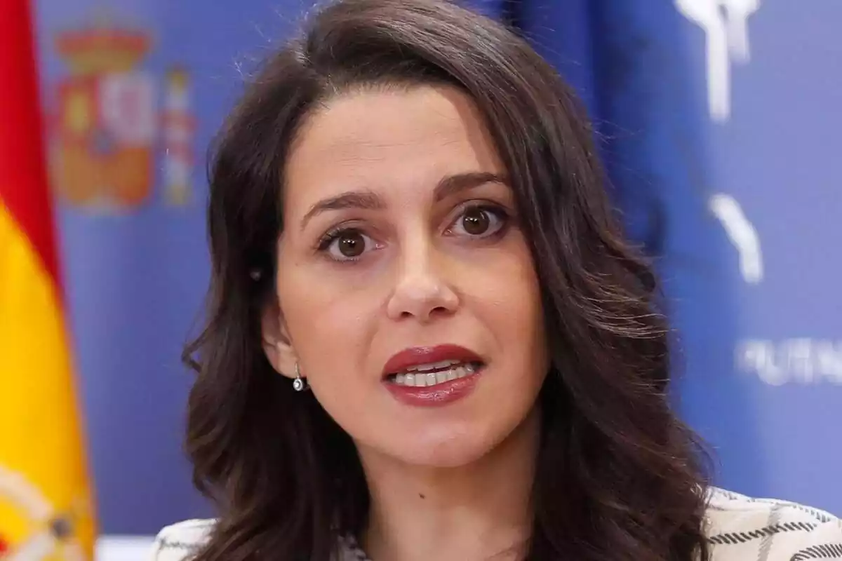 Primer pla d'Inés Arrimadas mirant a càmera amb la cara seriosa