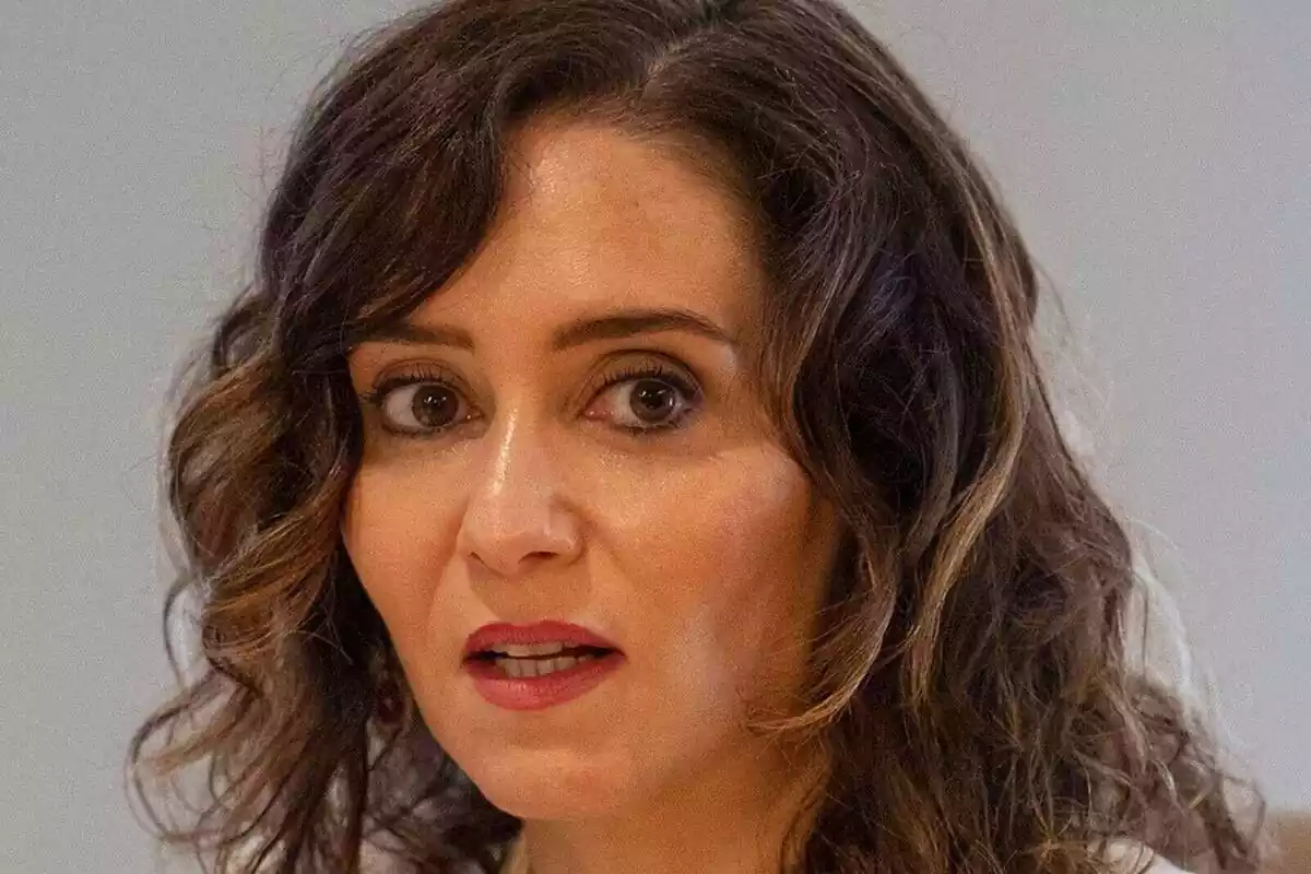 Primer pla de la presidenta de la Comunitat de Madrid, Isabel Díaz Ayuso, mirant a càmera amb el rostre seriós