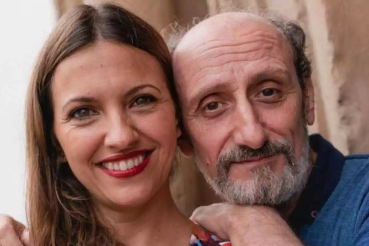 Primer pla de José Luis Gil amb la seva filla, Irene Gil, mirant a càmera