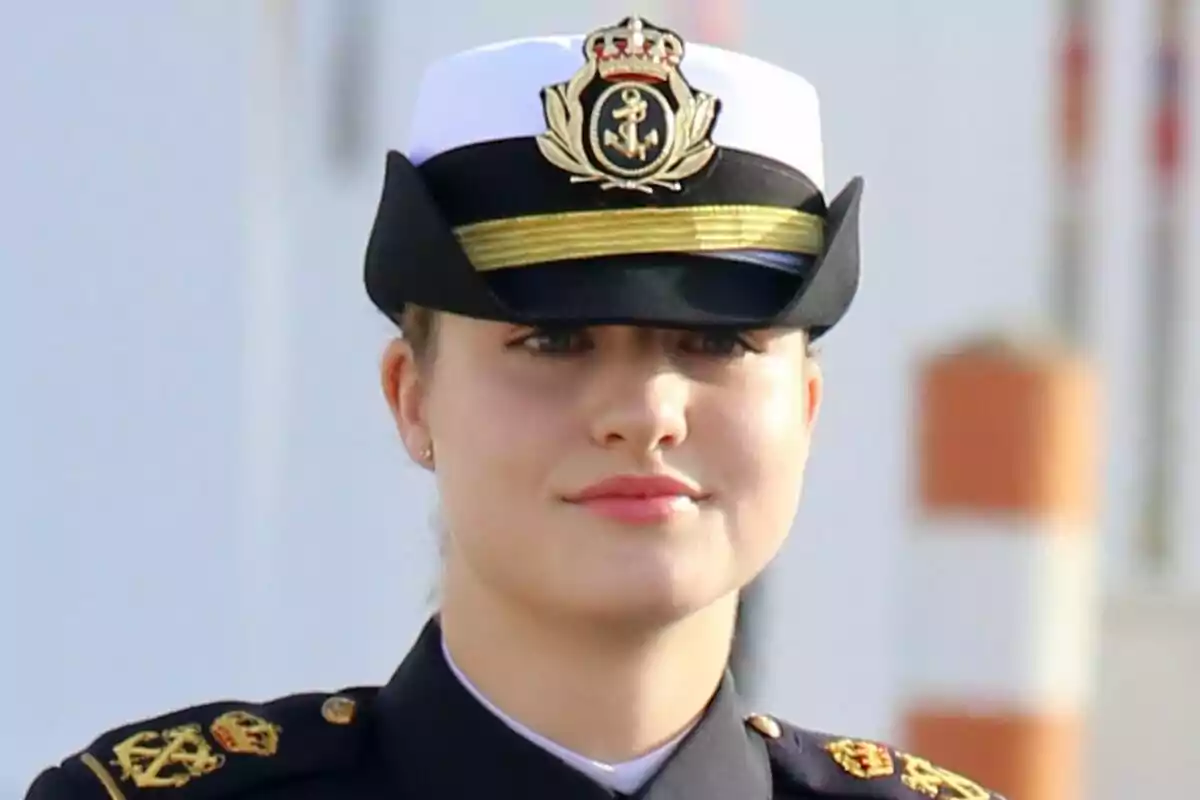 Leonor con uniforme militar y gorra blanca con insignia dorada.