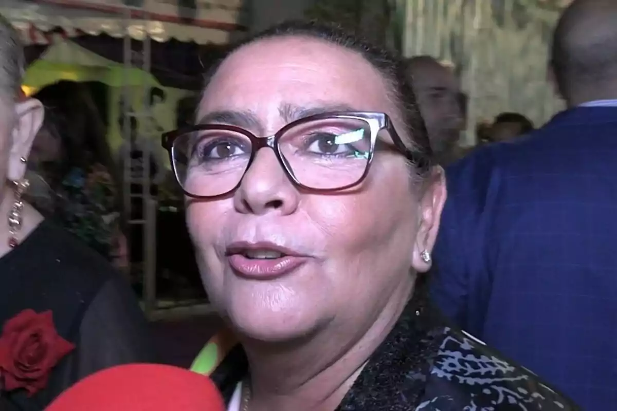 María del Monte con gafas y cabello recogido en un evento social.