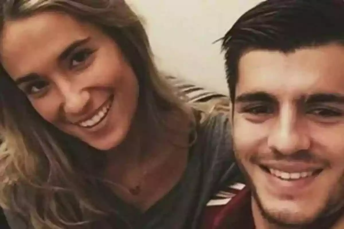 María Pombo i Álvaro Morata somrient mentre es prenen una selfie. María Pombo i Álvaro Morata somrient mentre es prenen una selfie.