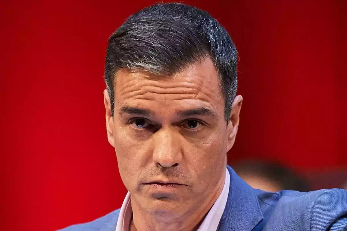Primer pla de Pedro Sánchez amb rostre seriós intervenint en un acte electoral del 22 de maig de 2023 a Santander