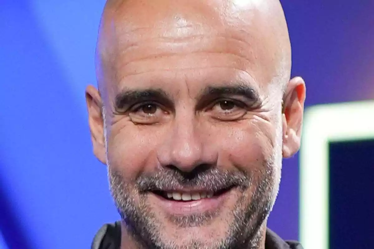 Primer plano de Pep Guardiola mirando a cámara Primer plano de Pep Guardiola mirando a cámara
