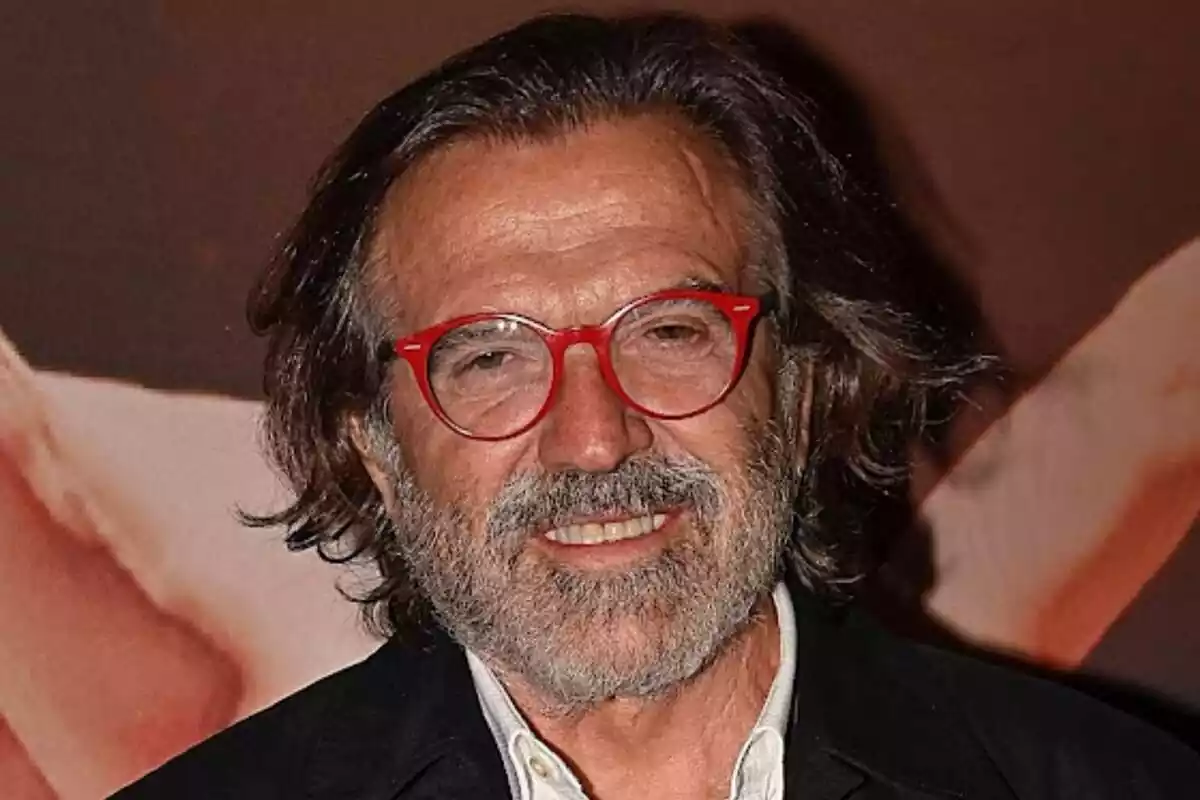 Primer pla de Pepe Navarro somrient amb ulleres vermelles a la premiere d''Esencia'