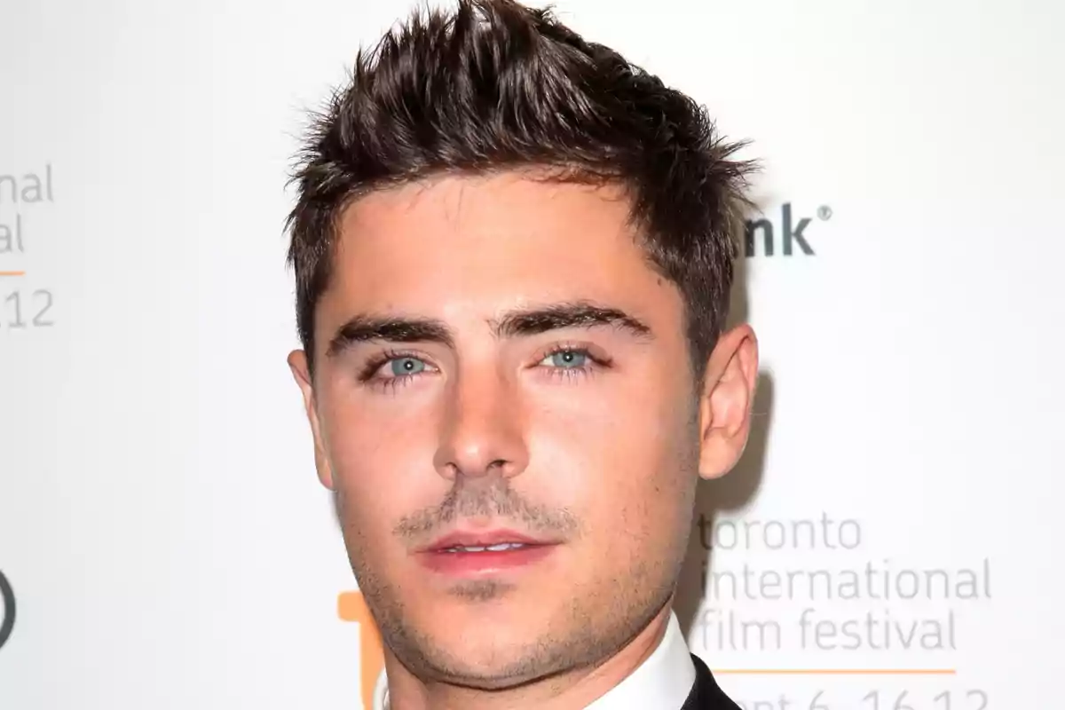 Zac Efron amb cabells curts i barba lleugera en un esdeveniment del festival internacional de cinema de Toronto.