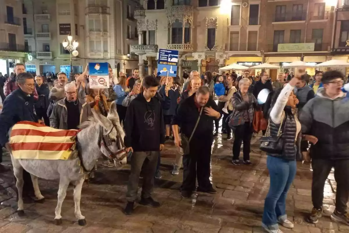 Protesta a Reus amb desenes de persones cridant contra la pujada d'impostos municipals