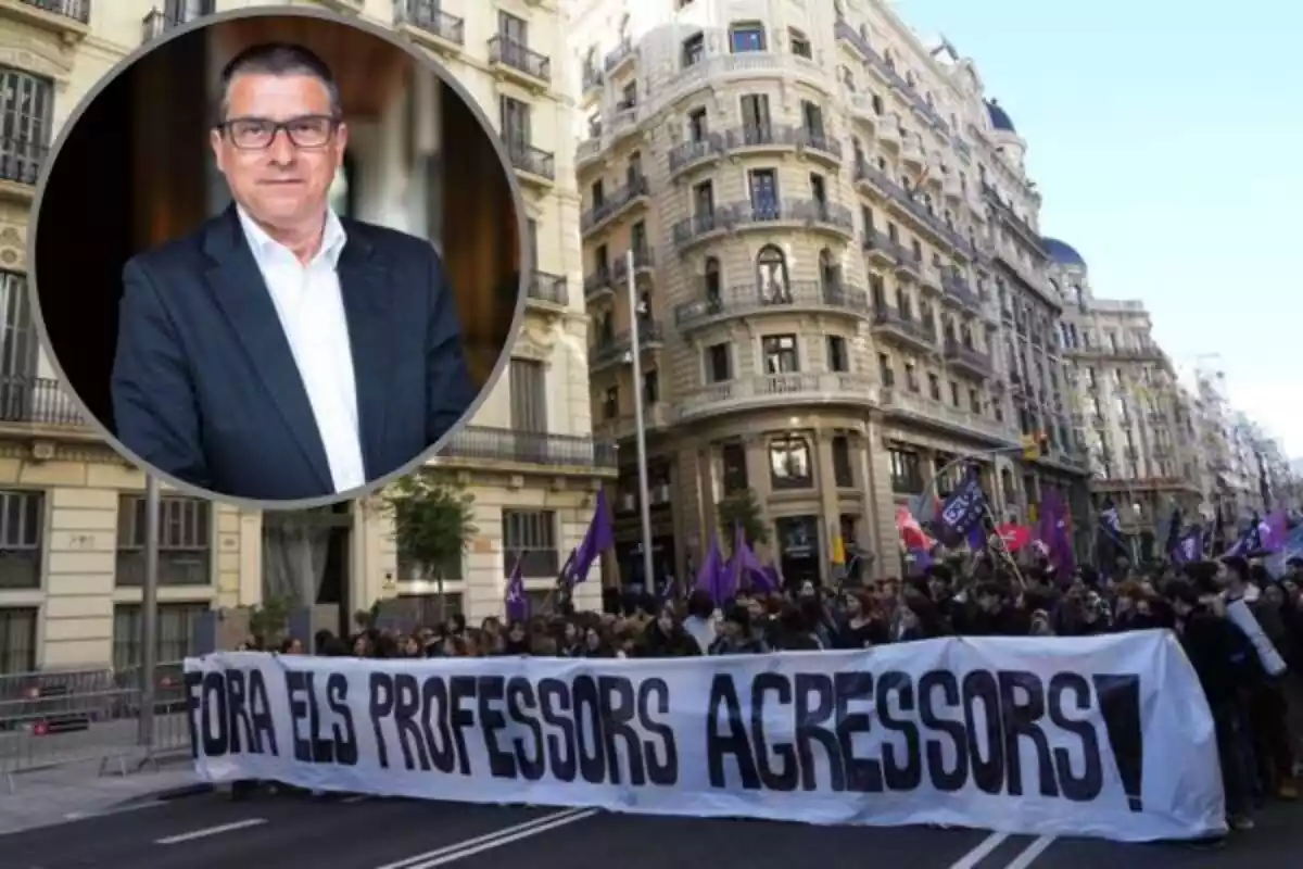 Protesta d'un centenar de persones als carrers de Barcelona amb banderes de color lila