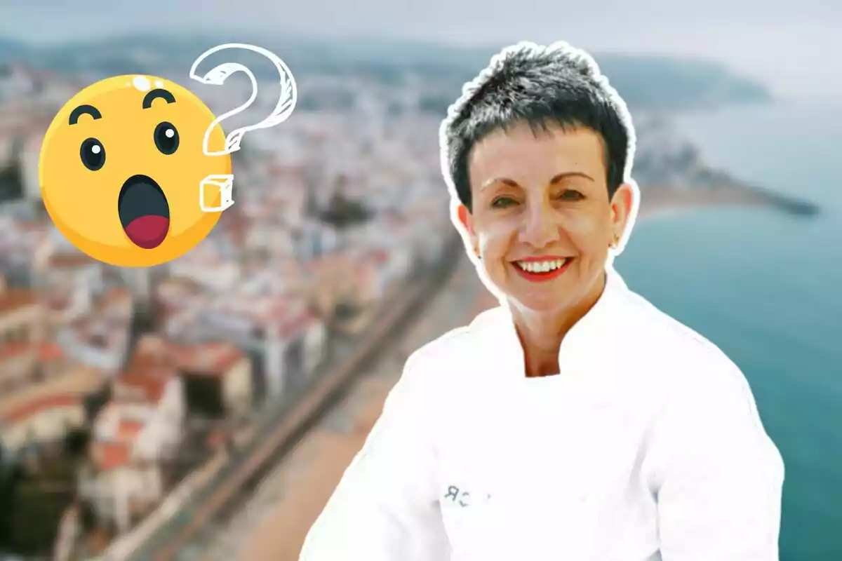 Una dona somrient amb cabells curts i foscos vesteix un uniforme blanc de xef, mentre un emoji sorprès amb un signe d'interrogació flota al seu costat, tot sobre un fons desenfocat d'una ciutat costanera.