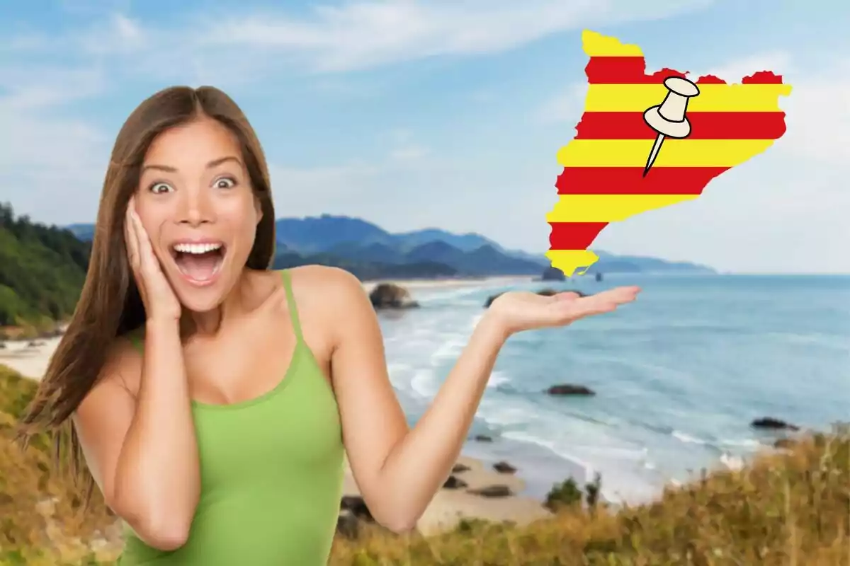 Dona sorpresa amb una samarreta verda sostenint una imatge dun mapa amb la bandera de Catalunya i un pin sobre un paisatge costaner.