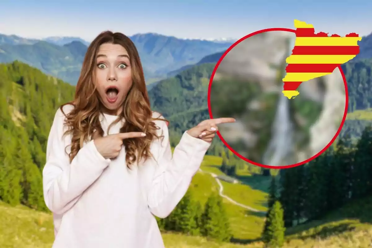 Dona sorpresa assenyalant un mapa de Catalunya amb un paisatge muntanyós de fons.