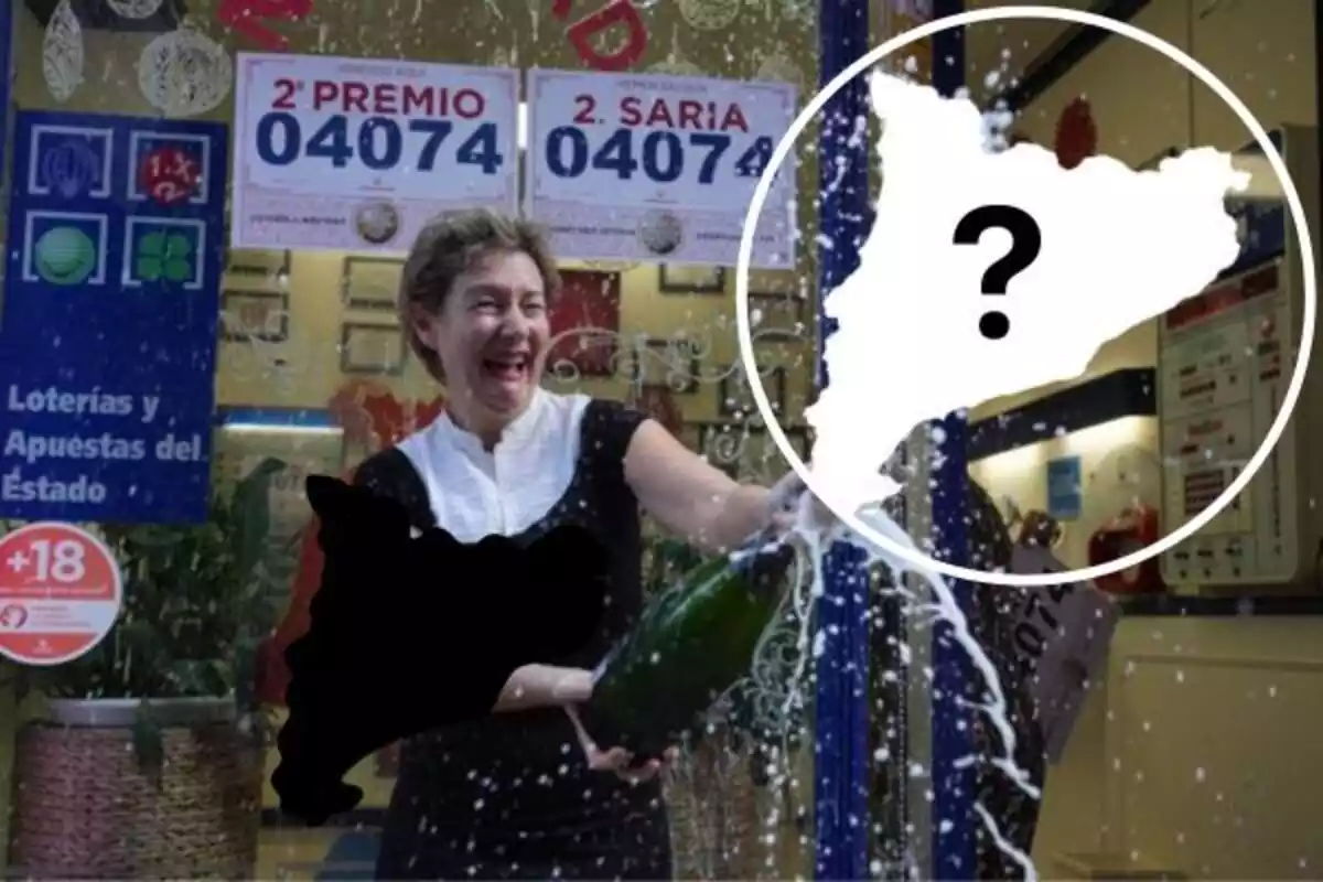 Dona celebrant el premi gros de la Loteria de Nadal amb una ampolla de cava i al costat un mapa de catalunya