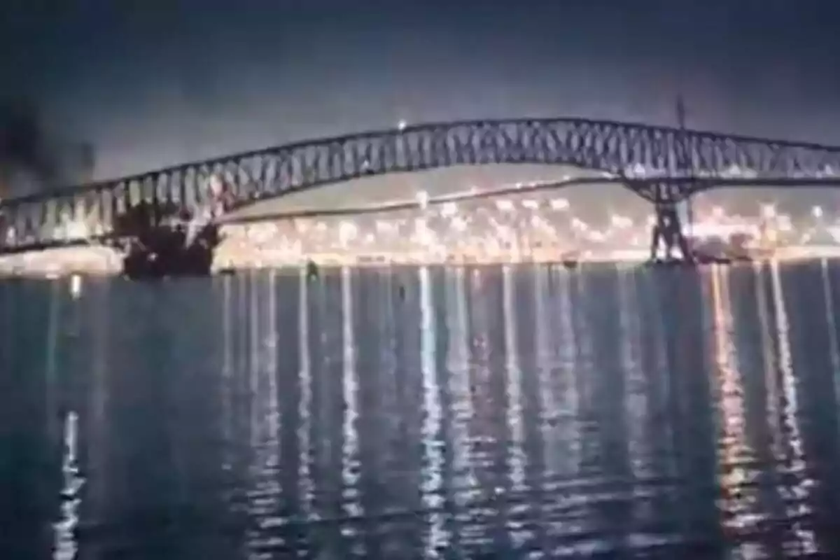 Un vaixell esfondra un pont als Estats Units
