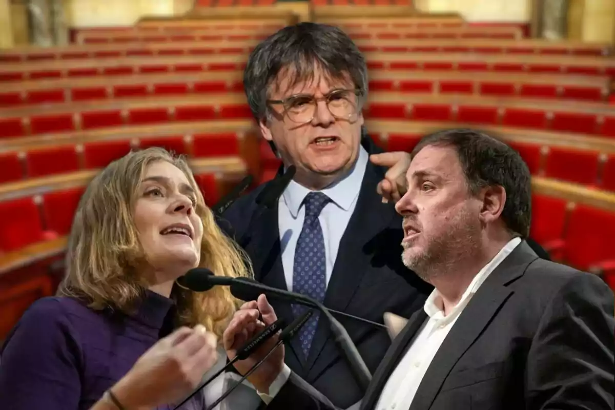 Tres persones parlant en un parlament amb seients vermells al fons.