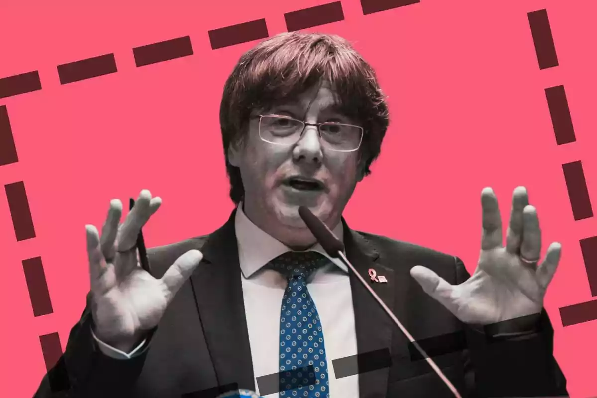 Carles Puigdemont parlant en un micròfon amb fons rosa i marc de línies discontínues negres.