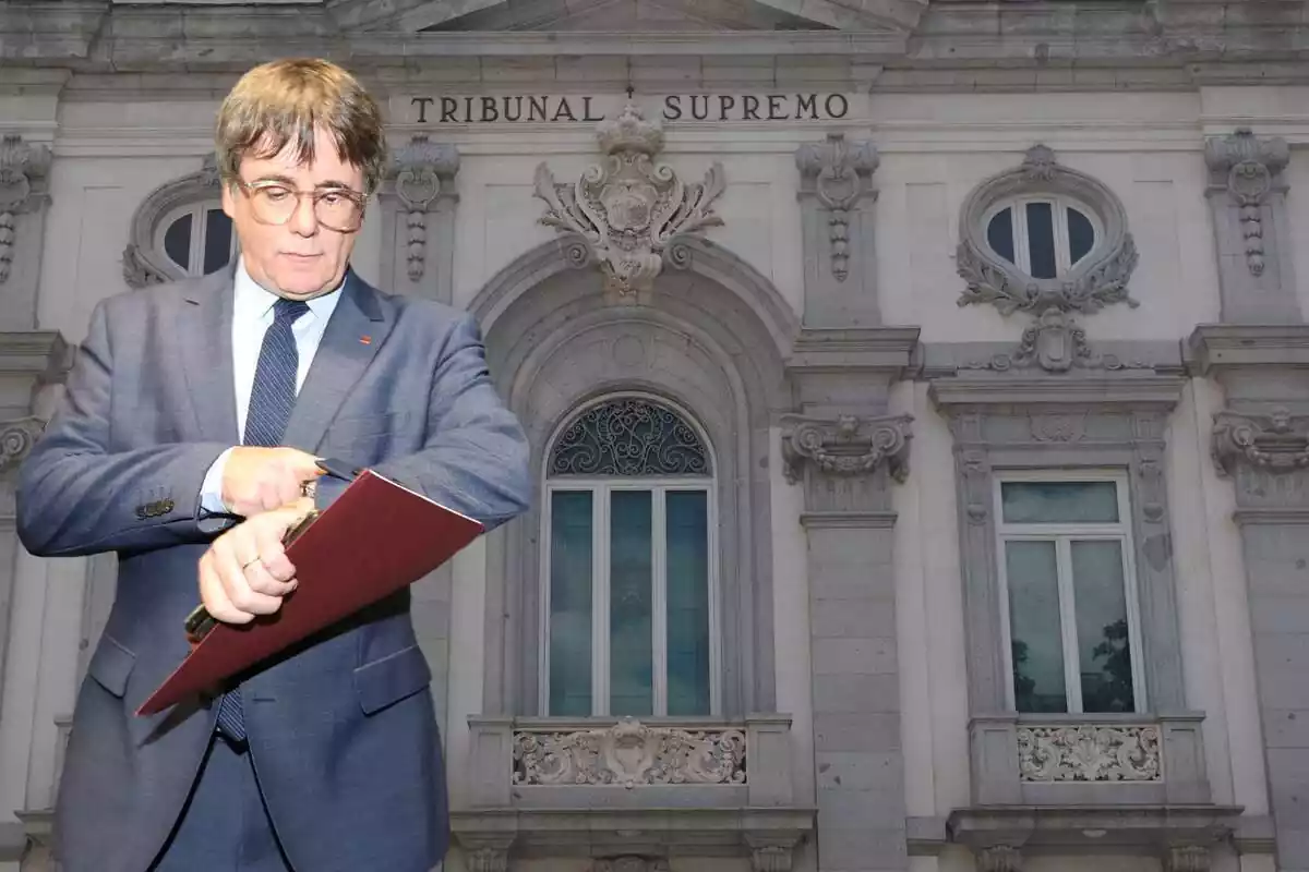 Muntatge de Carles Puigdemont mirant l'hora amb el Tribunal Suprem de fons