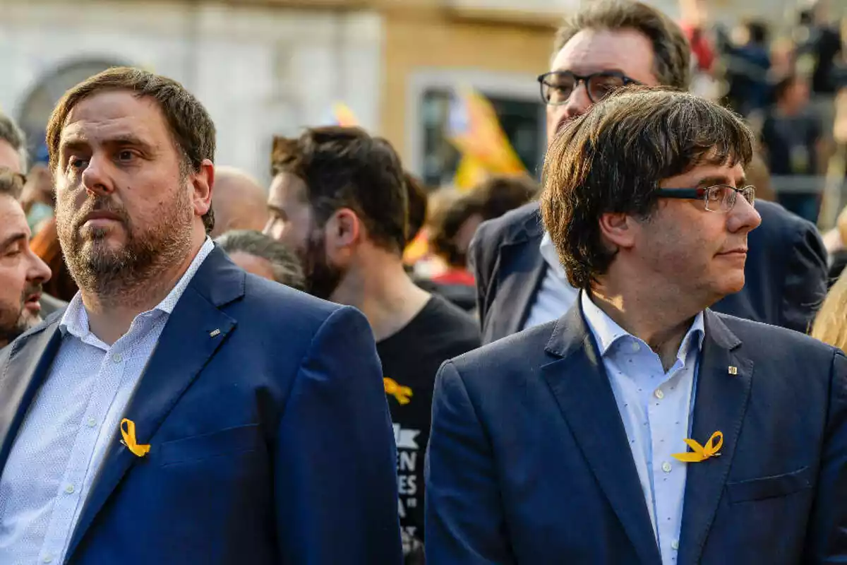 Imatge d'Oriol Junqueras i Carles Puigdemont mirant cadascun cap a un costat