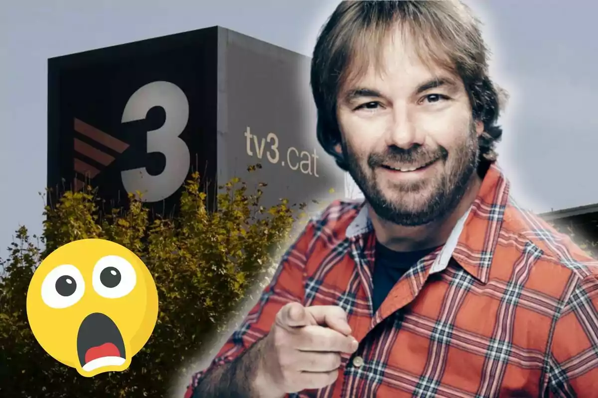 Home somrient amb camisa a quadres vermells assenyalant endavant, al costat d'un edifici amb el logotip de TV3 i un emoji sorprès.