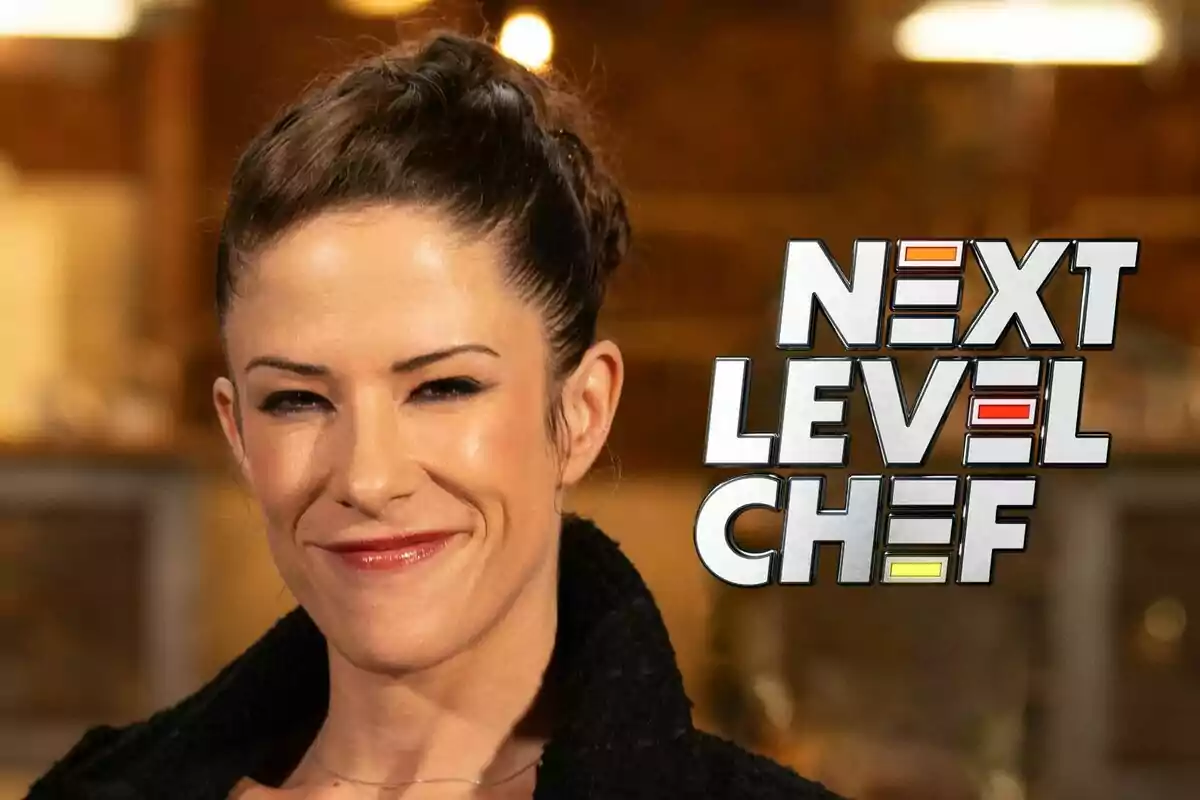 Rakel Cernicharo sonriendo frente a un fondo borroso con el logo de "Next Level Chef" a su lado.