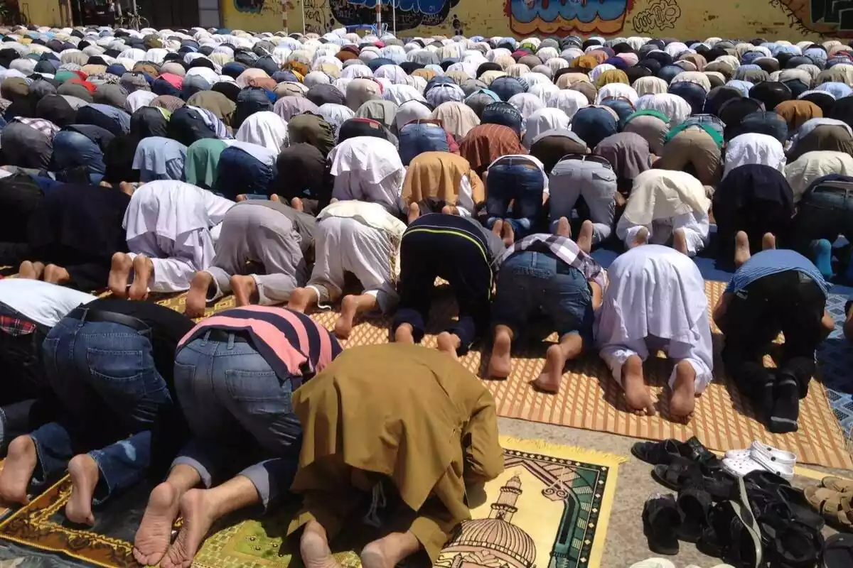 Plànol general de musulmans practicant el ramadà a Badalona