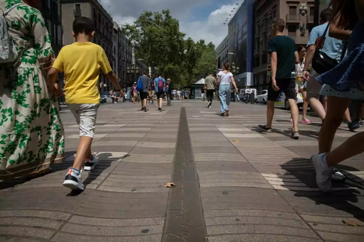 Persones caminant per la Rambla de Barcelona