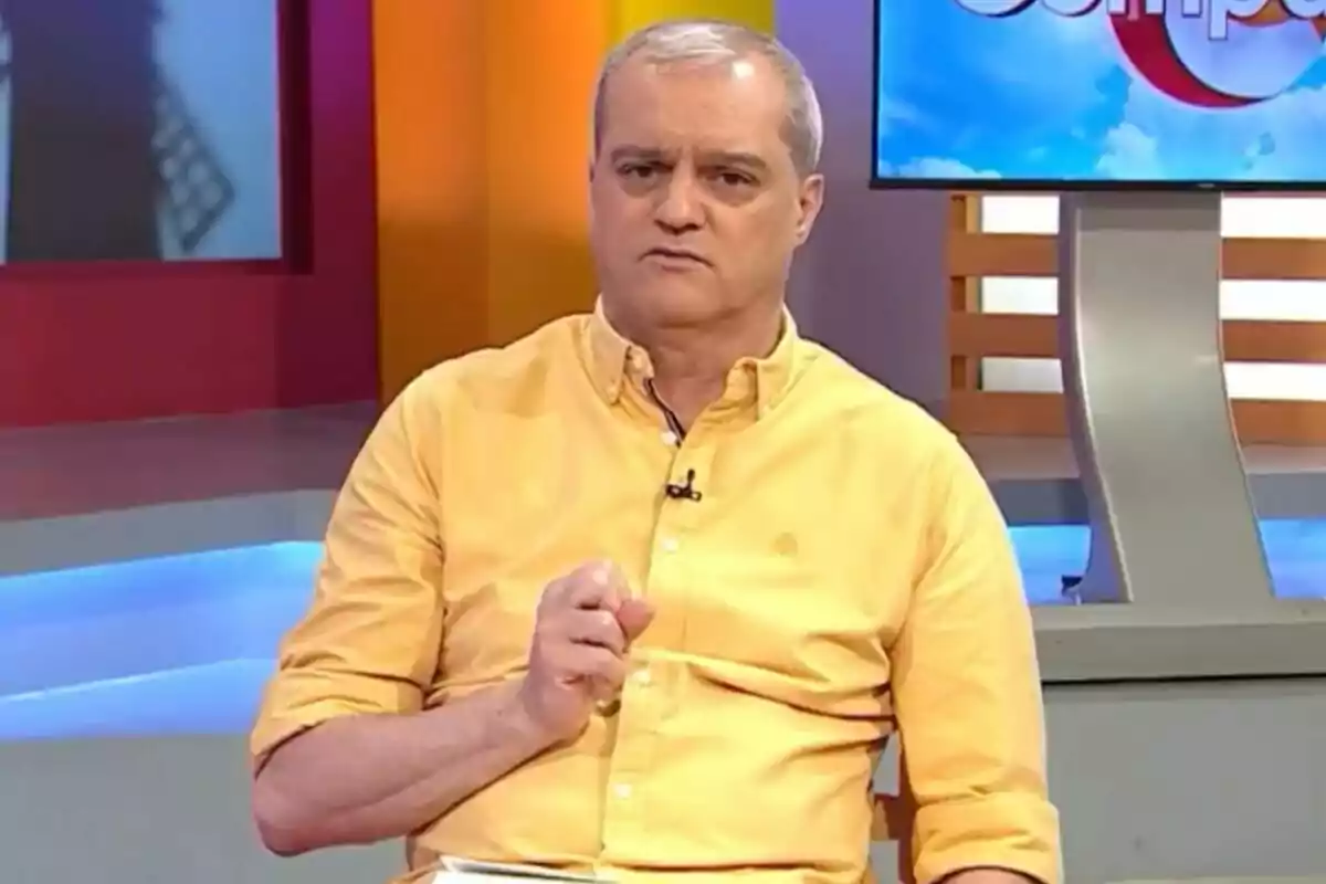 Ramón García amb cabells canosos i camisa groga assegut a 'En Companyia' amb expressió seriosa